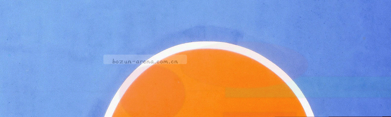 夜间的体育场灯光与看台轮廓，整体压暗处理，画面中没有人物
